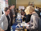 grupa ludzi stojąca na swoich stanowiskach w sali gimnastycznej 