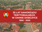 w tle zdjęcie z drona przedstawiające zabudowania dobczyckiego rynku, na tym czerwony pasek z herbem Gminy Dobczyce po lewej stronie - głową mężczyzny z brodą na złotym okręgu wpisanym w czerwoną tarczę oraz napis: 35 lat Samorządu Terytorialnego w Gminie Dobczyce 1990 - 2025