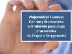 dłoń trzymająca kartkę formatu wizytówki na której jest napisane Wojewódzki Fundusz Ochrony Środowiska w Krakowie poszukuje pracownika do zespołu księgowości