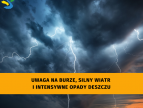 cimne niebo z pioruami podczas burzy