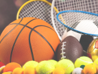 grafika przedstawia piłki do różnych dyscyplin sportowych rakiety do badmintona