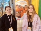 Grafika przedstawiająca dwie wolontariuszki na tle plakatu dotyczącego zbiórki żywności