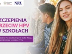 plakat z napisem Szczepienia Przeciw HPV w szkołach, na pierwszym planie młoda dziewczyna z długimi włosami obok niej chłopak i dalej jakby zza mgły kolejna postać