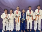 Judocy z Judo Klub Dobczyce z licznymi sukcesami na krajowych i międzynarodowych turniejach Młodzi Judocy z medalami pozują do zdjęcia