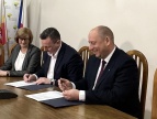 podpisanie umowy, na zdjęciu od lewej: skarbnik Antonina Trojan, burmistrz Tomasz Suś, wojewoda Jan Krzysztof Klęczar