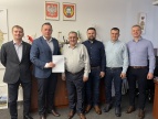 burmistrz Tomasz Suś, kierownik Tomasz Ciętak oraz rodzina Państwa Brożków