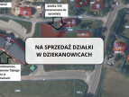 na środku grafiki biały prostokąt z napisem na sprzedaż działki w Dziekanowicach w tle mapa z zaznaczonymi działkami przeznaczonymi do sprzedaży