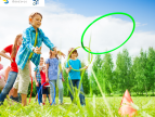 W gminie Dobczyce powstanie Placówka Wsparcia Dziennego Na grafice widać grupę dzieci bawiących się na zielonej łące podczas zajęć na świeżym powietrzu. Na pierwszym planie chłopiec rzuca zielonym kółkiem do celu, a w tle stoją inne dzieci uczestniczące w zabawie. W lewym górnym rogu znajdują się logotypy Gminy Dobczyce i Centrum Usług Społecznych w Dobczycach
