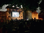 Kino plenerowe w scenerii średniowiecznych murów