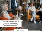 Zdjęcie przedstawiające kilka osób siedzących i robiących notatki. 