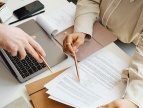 Uproszczona oferta na realizację zadania publicznego pn."Piknik integrujący Zespół INTOX" Wspólna praca nad dokumentami przy laptopie i umowie.