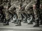Trwa nabór do Dobrowolnej Zasadniczej Służby Wojskowej Żołnierze maszerujący w wojskowym szyku.