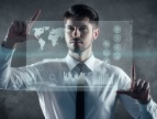 Mężczyzna w białej koszuli prezentuje nowoczesne rozwiązania technologiczne z wykorzystaniem interfejsów cyfrowych.