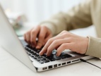 Ankieta NIK skierowana do rodziców dzieci do lat 3 Osoba pisząca na laptopie
