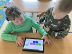 Dwójka chłopców korzysta z tableta interaktywnego.