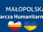 napis „MałopolskaTarcza Humanitarna” i serce w barwach Polski i Ukrainy