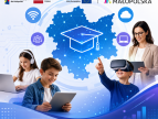 Grafika promująca edukację cyfrową w Małopolsce – dzieci korzystają z laptopa, tabletu i gogli VR, nauczycielka trzyma tablet, w tle mapa regionu z symbolem edukacji i ikonami technologii.