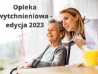starsza i młodsza kobieta na zdjęciu w radosnym nastroju 