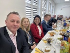 Grupa osób siedząca przy stole. Na pierwszym planie burmistrz Tomasz Suś, wiceburmistrz Edyta Podmokły oraz przewodnicząca Rady Miejskiej Małgorzata Jakubowska