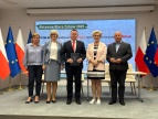 Zdjęcie przedstawiające burmistrza Tomasza Susia, wojewodę Krzysztofa Jana Klęczara, wicewojewodę Elżbietę Achinger, skarbnik Antoninę Trojan oraz dyrektor żłobka Iwonę Hujdus.