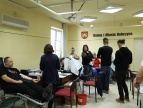 grupa ludzi podczas pobierania krwi 