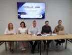 Burmistrz Tomasz Suś z przedstawicielem firmy RS-Projekt sp.z.o.o oraz kierownikiem inwestycji Konradem Skibą, wiceburmistrz Edytą Podmokły oraz przewodniczącą Rady Miejskiej Małgorzatą Jakubowską siedzą przy stole na którym leżą dokumenty i laptop.