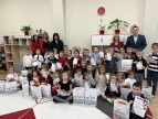 zdjęcie grupowe w sali przedszkolnej przedstawia nagrodzone dzieci wraz z organizatorkami, burmistrzem Tomaszem Susiem i członkiem komisji panią Józefą Żuławińską-Czyż