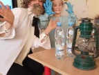 dzieci przebrani w małych chemików
