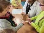 dzieci stoją przy stoliku 