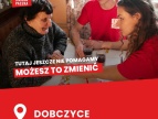 Ruszyła rekrutacja do wolontariatu w Szlachetnej Paczce Grafika promująca Szlachetną Paczkę. Dwóch wolontariuszy rozmawia przy stole z seniorką. Na grafice widnieje napis: „Tutaj jeszcze nie pomagamy. Możesz to zmienić” oraz oznaczenie lokalizacji: Dobczyce.