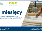 biały plakat z niebieskim paskiem a w tle siedzi mężczzyzna