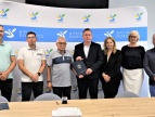 Na zdjęciu wykonawcy inwestycji,Burtmistrz Tomasz Suś, wiceburmistrz Edyta Podmokły, radny Tomasz Widła, skarbnik Antonina Trojan oraz kierownik Referatu Inwestycji Konrad Skiba