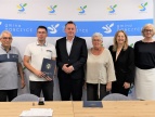 Na zdjęciu burmistrz Tomasz Suś z wykonawcą inwestycji, wiceburmistrz Edytą Podmokły, skarbnik Antoniną Trojan oraz radnymi.