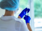 Szczepienia przeciw COVID-19, pielęgniarka ze szczepionką