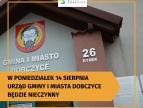 budynek urzędu gminy z godłem 