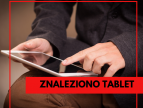 dłonie człowieka z czerwonym paskiem 