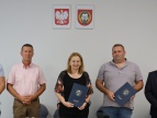 Umowa na modernizację dróg gminnych podpisana Zdjęcie po podpisaniu umowy, od lewej:kierownik Inwestycji Konrad Skiba, Marcin Wylegała-radny, wiceburmistrz Edyta Podmokły, wykonawca inwestycji oraz Adrian Kusiak- Sołtys Stojowic