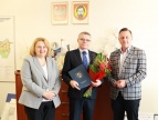 Burmistrz Tomasz Suś z Zastępcą Burmistrz Edyta Podmokły wraz z dyrektorem Szkołu Bogdanem Czarnikiem -wręczenie gratulacji -kwiatów. Przedłużenie kadencji na dyrektora