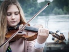 dziewczynka grająca na skrzypcach - fot. Pixabay
