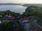 Hotel Kasztelan na tle jeziora Dobczyckiego 