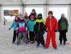 grupa dzieci na krytym lodowisku