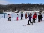 grupa dzieci na stoku narciarskim