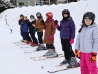 grupa dzieci na stoku narciarskim