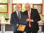 Burmistrz Paweł Machnicki przekazuje wyróżnienie Hansowi-Juergenowi Matthiesowi - Versmold 21 czerwca 2018 fot. miasto Versmold