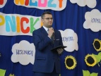 Poseł Jarosław Szlachetka podczas Świeta Edukacji Narodowej w Brzączowicach