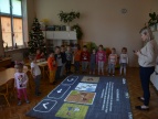 dzieci bawiące się na magicznym dywanie w Przedszkolu Samorządowym nr 1 w Dobczycach