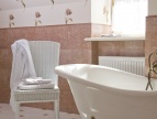 elegancka łazienka z dużą  białą wanną 