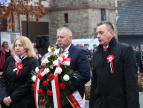 władze państwa idący złożyć kwiaty na pomnik 