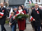 władze państwa składający kwiaty na pomnik 