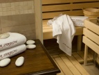 sucha sauna drewniana, białe ręczniki 